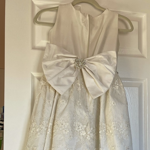 Flower girl dress with Skirt to buffet up, and a tiara goes with it - Picture 7 of 15